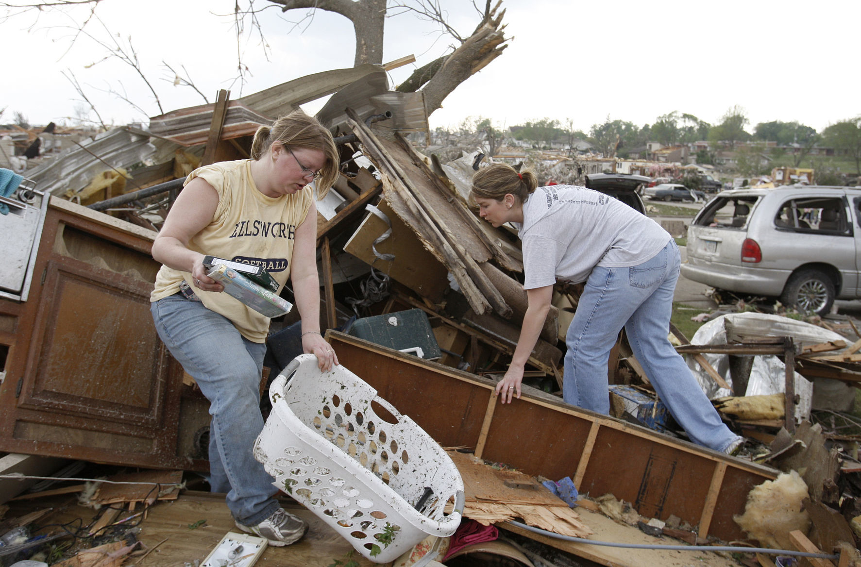 052508mp-parkersburg-torn-3